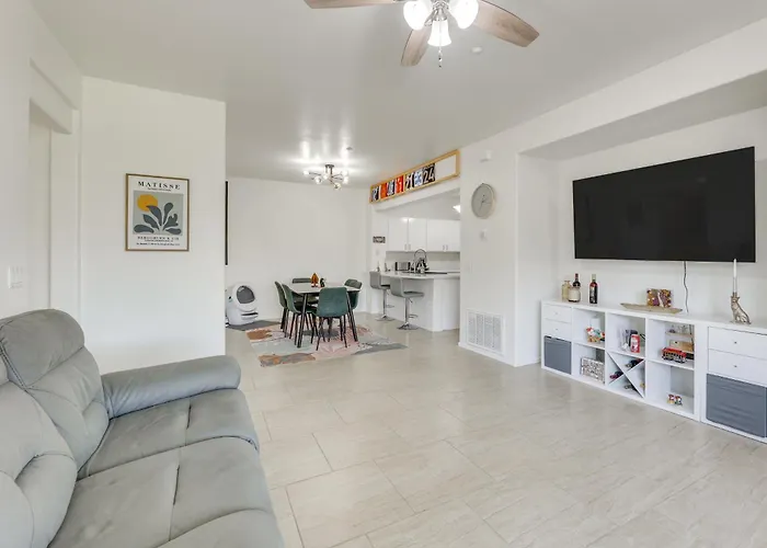 Pool Access + Patio: Retreat, 3 Mi To Dtwn! Holiday home *